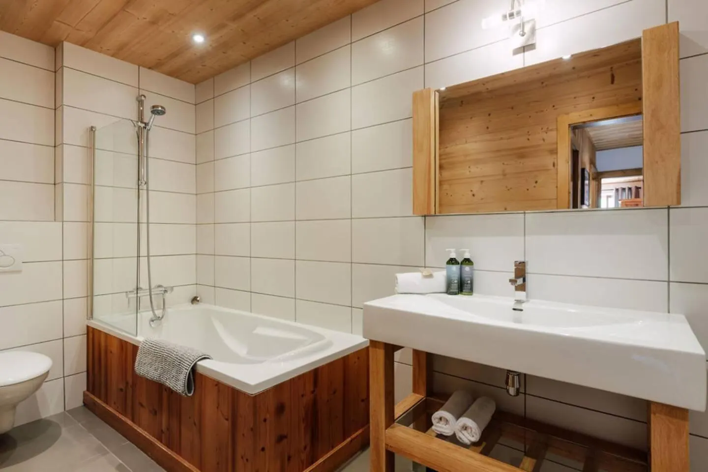 Central Morzine 3 Bed Apartment With Jacuzzi 0*,  프랑스